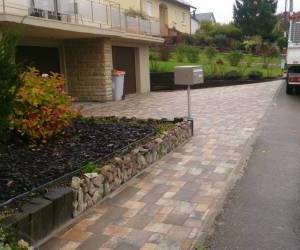 Allée noyée dans une entrée de garage