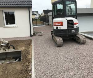 Pavé noir/blanc nuancé et accès avec plaque stabilisatrice