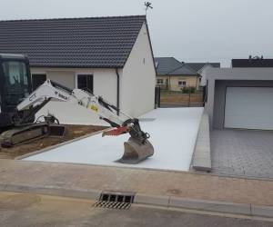 Pavé noir/blanc nuancé et accès avec plaque stabilisatrice